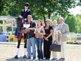 Selten HW pictured with breeder Irene Hoeflich-Wiederhold Winner of the Markel/USEF National Six-Year-Old Young Dressage Horse Championship, 2015. (Photo Fire and Earth Photography)