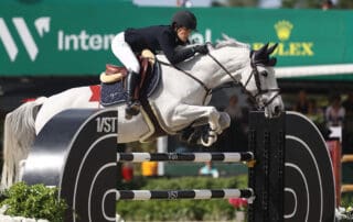 Jessica Springsteen & Naomi van het Keizershof are presented as winners of the $32,000 1/ST