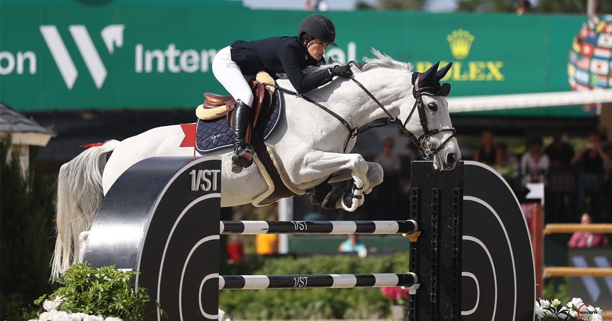 Jessica Springsteen & Naomi van het Keizershof are presented as winners of the $32,000 1/ST