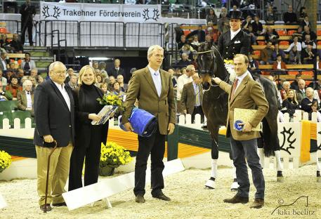 Doug and Louise Leatherdale, Jens Meyer, Herzendieb with rider Steffen Frahm and Prince Donatus von Hessen. (Photo: Kiki Beelitz)