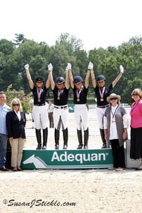 Taking home the team bronze medal at the 2012 Adequan FEI North American Junior & Young Rider Championships was Young Rider Team Quebec. / L'équipe du Québec de niveau Jeune cavalier a été médaillée de bronze lors de l'édition 2012 des Championnats nord-américains pour Juniors et Jeunes cavaliers FEI Adequan.