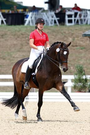 Houweling and Rifradin, Linda Houweling`s 14-year-old Dutch Warmblood mare, earned the second highest score of the day yesterday, with a 69.605%, in her first time competing at the Young Rider level. / À leur première compétition au niveau Jeune cavalier, Houweling et Rifradin, une jument warmblood hollandaise de 14 ans appartenant à Linda Houweling, ont enregistré le deuxième meilleur score de la journée, soit 69,605 %.