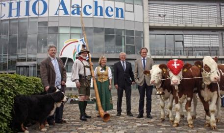 The picture shows f.t.l.: Oliver Bassauer bernese Mountain dogs Luke and Leia, Josef and Marita Nacken of the “Alphornbläser Bardenberg”, ALRV-President Carl Meulenbergh, ALRV-Chairman and Show Director Frank Kemperman and the three Simmentaler cows Sofie, Charlotte und Brigitte.