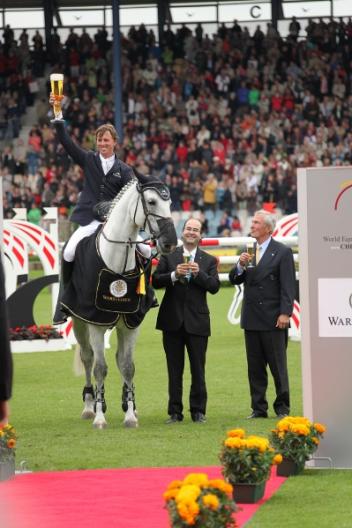 The winner is being congratulated by (f.t.r.) Carl Meulenbergh and Jordi Querlat, Marketing Director of the Warsteiner Brewery. 