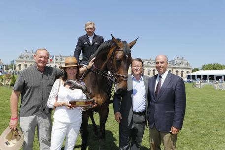 Beverley Widdowson (GBR), owner of the ten-year-old bay stallion Big Star, has won the FEI Owner of the Year Award for the second year running. She is pictured here with (left) her husband Gary Widdowson; Olympic champion Nick Skelton mounted on Big Star; Christian Baillet, Chairman of the Jumping Owner’s Club; John Madden, FEI Executive Board member and FEI Jumping Committee Chair. (Photo: Stefano Grasso/FEI).