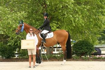 Danielle Torano is presented as the winner of the ,000 Show Jumping Hall of Fame High Junior/Amateur-Owner Classic for the second week in a row at the Vermont Summer Festival. Photo by David Mullinix Photography 
