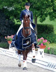 Gold medallist Fabienne Lütkemeier and her consistent D’Agostino happy in the lap of honour