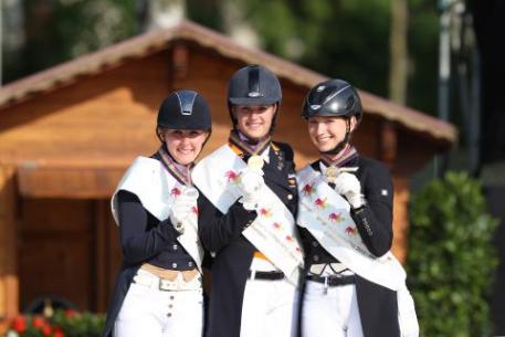 Silver Vivien Niemann next to gold Dana van Lierop and at her other side bronze medallist Vivian Scheve