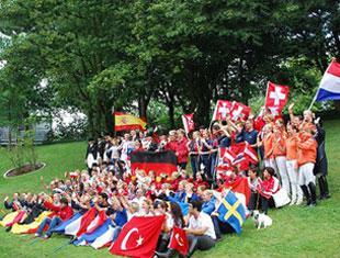All riders and chef d’équipes together sharing a spot to express their gratitude to the organizers and The Linsenhoff Family for the wonderful EC Dressage Juniors and Young Riders 2010 in Kronberg