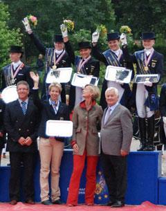 Golden Junior team (left to right) On the podium Jill de Ridder, Charlott-Maria Schürmann, Florine Kienbaum, Sophie Holkenbrink. In front: Wim Ernes (chairman of the judges), Maria Schierhölter-Otte (chef d'equipe Germany), Ann Kathrin Linsenhoff, Ulli Kasselmann.