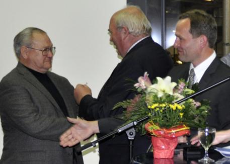 The Verband's chairman Manfred Schäfer honoured American breeder Doug Leatherdale with the Golden Badge of the Hannoveraner Verband. 