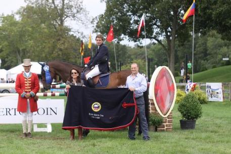 Martha Webster and Rob Woodrow from Woodrow Jewelers in Rye, NY present the award to Darragh Kenny and Top Gun IV. Photo by Carrie Wirth 
