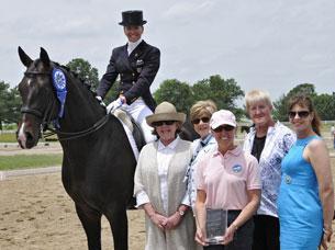 Lisa Wilcox and Pikko Del Cerro HU are joined in the winners' circle by Lois Yukins, Joan McCartney, Debbie Banas, Lilo Fore, and Charli Stevens. Credit: bobtarr.com