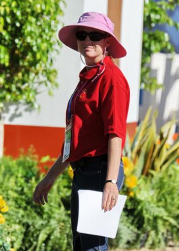[pp]2011 Pan American Games volunteer with the pink hat collecting scores from the judges after each round.(photo: Diana de Rosa)