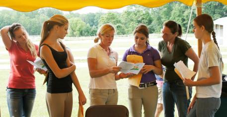 Lyn Kendall explains the program to the participants
