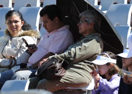 Spectators cuddled up under umbrellas to protect themselves from the sun.(photo: Diana de Rosa)