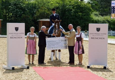 Prizegiving WDM Nürnberger Rider Ranking: Hans Peter Schmidt, Chairman of the Supervisory Board of the Nürnberger Versicherungsgruppe, Ulla Salzgeber and Anthony M. Kies.