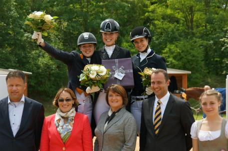 Prizegiving WDM Youth Challenge with Chantal van Lanen (2nd), Romy Peijen (1st) and Daniëlle van Mierlo (3rd). In front: Camil Smeulders, WDM, Dr. Evi Eisenhardt, jury at C, Mrs.  Marburg of Marburg Vodermair GmbH and Bernhard Graf von Ballestrem, show director.