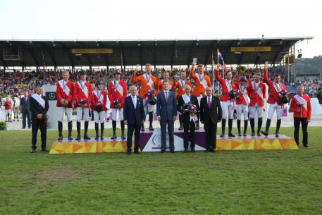Carl Meulenbergh (President Aachen-Laurensberger Rennverein, left), Dr. Carsten Oder, Chairman of the Executive Board of Mercedes-Benz Cars Sales Germany and MBVD Director (2nd f.t.l.) and FEI President Ingmar de Vos (right) congratulating the teams