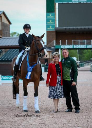 Ashley Holzer and Havanna 145 in their presentation ceremony with judge Janet Foy (USA) and Allyn Mann of Adequan®.