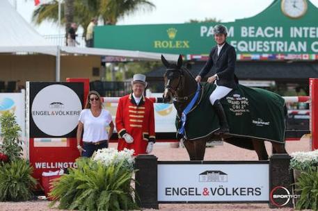 Beat Mändli and Simba in their winning presentation with Carol  Sollak of Engel & Völkers and ringmaster Steve Rector.