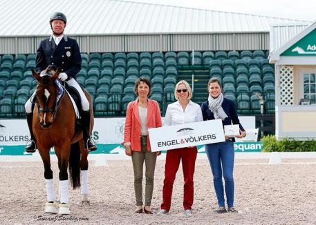 Christer Egerstrom and Bello Oriente in their presentation ceremony with judge Isabelle Judet, Birgit Grafe of Engel & Völkers, and Cora Causemann of AGDF.
