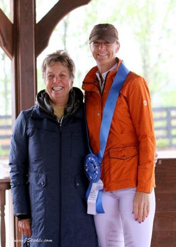 Heather Blitz in her presentation ceremony with judge Jane Weatherwax (USA).