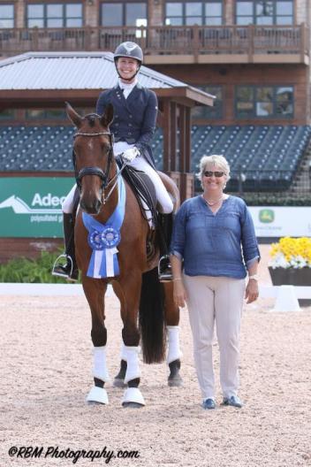 Jessica Jo Tate and Cayman V in their presentation ceremony with judge Kristi Wysoki (USA).