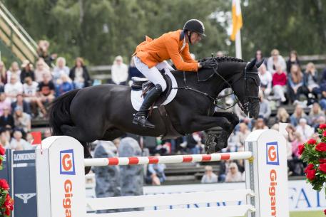 Jur Vrieling (NED) riding Vdl Glasgow V. Merelsnest
