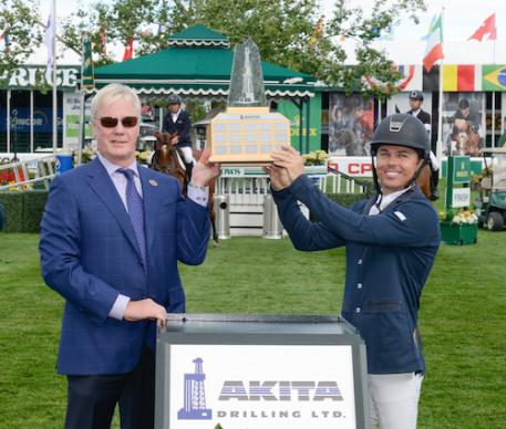 Kent Farrington in his winning presentation with Karl Ruud, President & CEO, AKITA Drilling. (Photos © Spruce Meadows Media Services)