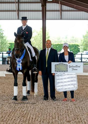 Lars Petersen and Svalegards De Luxe in their presentation ceremony with judge Peter Storr (GBR) and Cora Causemann of AGDF.