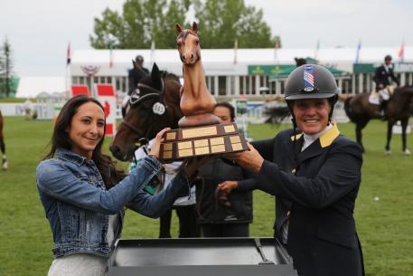 Leslie Howard raises her winning trophy with Mariel Hamou of Duncan Ross. 