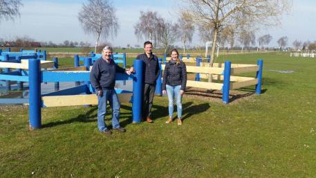 Richard Papens (l) with Dennis Schneiders from the organization and Leonie Süss from the German Federati