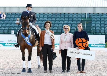 Shelly Francis and Doktor in their presentation ceremony with Antonia Ax:son Johnson of The Axel Johnson Group, judge Mary Seefried, and Cora Causemann of AGDF.