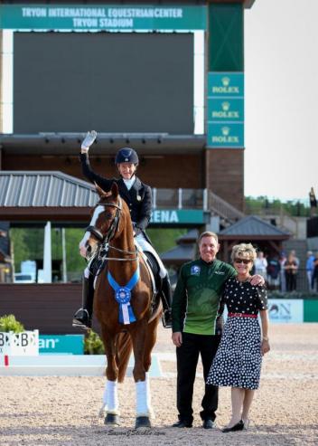 Arlene "Tuny" Page and Dr. House 2 in their presentation ceremony with Allyn Mann of Adequan® and judge  Janet Foy (USA).