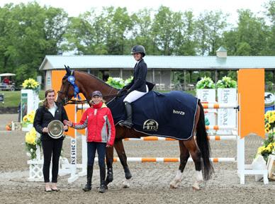Caitlyn Connors and her Bink-A are presented with a Horze cooler and the blue ribbon (Photo: ESI Photography)