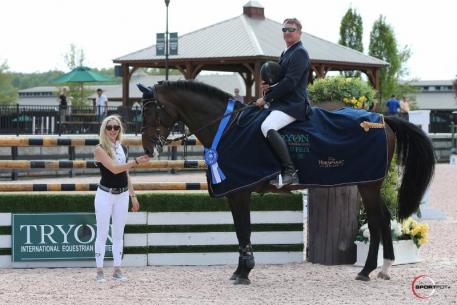 Derek Petersen and Forgiven in their presentation ceremony with Paige Bellissimo. Photo Credit: Photos ©Sportfot. 