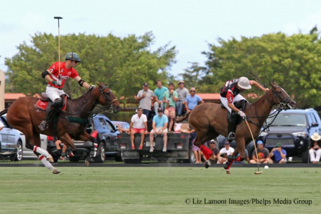 Julio Arellano chases down Polito Pieres.