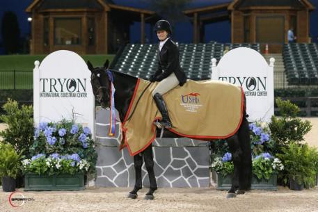 Kelley Farmer and Mindful in their presentation ceremony (Photo:©Sportfot.)