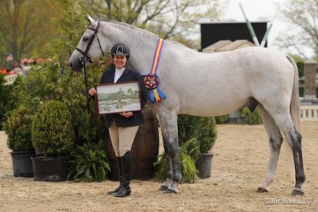 Louise Serio accepts Grand Hunter Champion for Sandy Ferrell with Calibur Trail. Photo by The Book, LLC