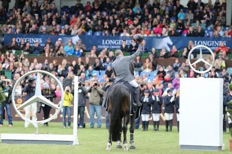 Pius Schwizer salutes the packed grandstand after his victory in the Mercedes-Benz Championat von Hamburg. Photo: Stefano Grasso/LGCT