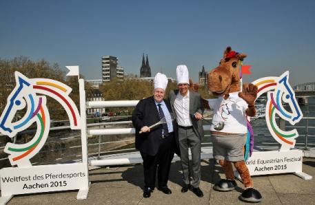 Reiner Calmund, Michael Mronz and Aachen mascot Karli. (ALRV/Michael Strauch)