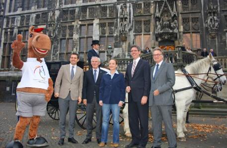 Right to left: Frank Kemperman, Marcel Philipp, Isabell Werth, Carl Meulenbergh, Michael Mronz and the CHIO mascot "Karli".