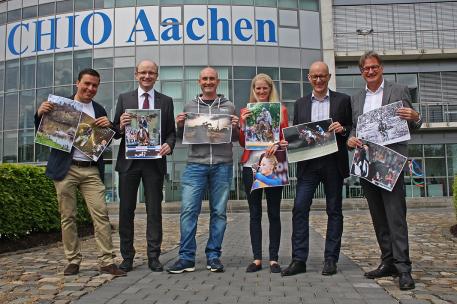 The jury (f.t.l.) with some of the competition entries: Andreas Steindl, Erich Timmermanns, Leanjo de Koster, Jill de Ridder, Andreas Müller and Frank Kemperman.