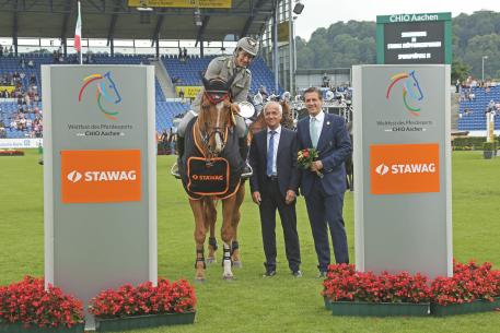 The winner Emanuele Gaudiano congratulate (vr) ALRV board member Wolfgang Mainz and STAWAG Board Dr. Peter Asmuth. 