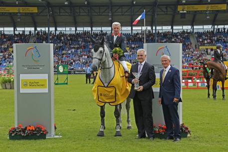 Christoph Schmallenbach, chairman of the board of AachenMünchener, and ALRV president Carl Meulenbergh gratulate the winner Roger-Yves Bost. F