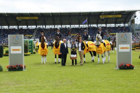 Katja Herbst, member of the board of DHL Paket, and ALRV president Carl Meulenbergh gratulate the winning team of Australia