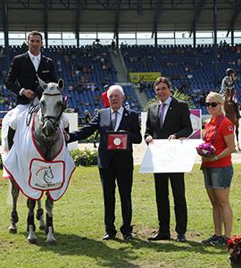 ans Kauhsen, Advisory Board Member of the Aachen-Laurensberger Rennverein and Norbert Laufs, Vice-Chairman of the Sparkasse Aachen (f.t.l) 