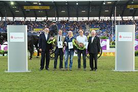  f.t.l. Helmut Buschmann from the Sparkasse Düsseldorf, Peter Nixon, Leanjo de Koster, Christophe Bricot and Hans Kauhsen, member of the Supervisory Board of the Aachen-Laurensberger Rennverein.