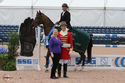 SSG Gloves “Go Clean for the Green” promotion manager Jennifer Ward presents Alvaro ‘Doda’ de Miranda with a $3,000 bonus following his win in the $35,000 Ruby et Violette WEF Challenge Cup Series Round 1 on opening week of the Winter Equestrian Festival in Wellington, FL. 